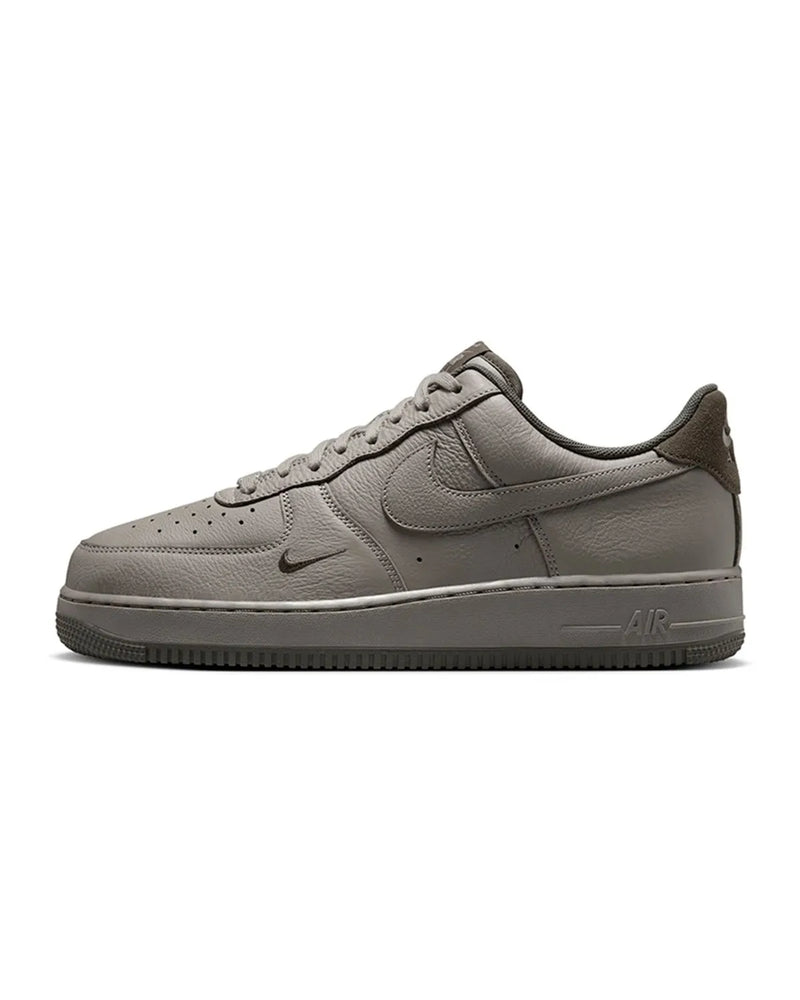 Tênis Nike Air Force 1 07 LV8