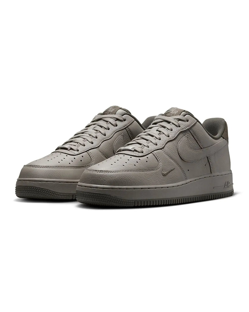 Tênis Nike Air Force 1 07 LV8