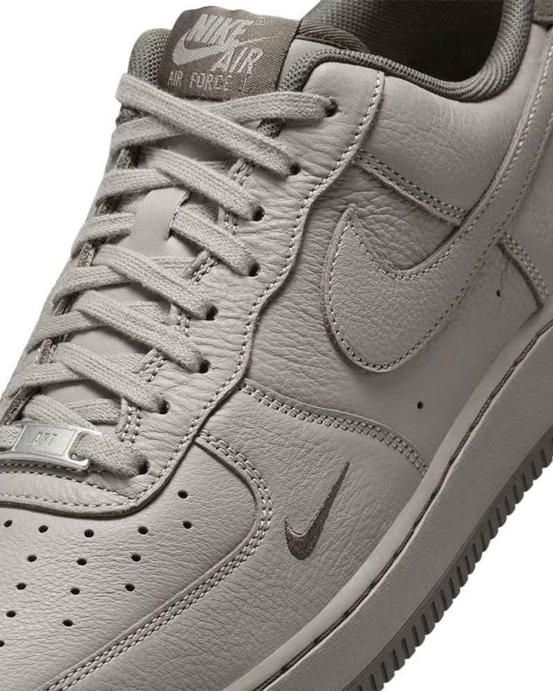 Tênis Nike Air Force 1 07 LV8