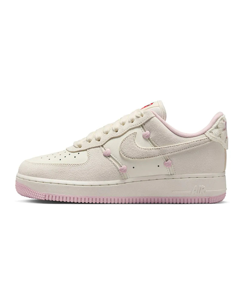 Tênis Nike Air Force 1 07 APPLE LOVE OFF/ROSA