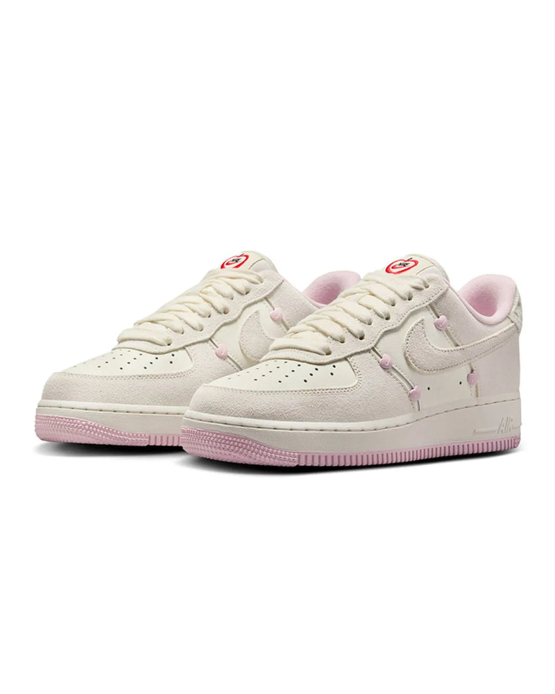 Tênis Nike Air Force 1 07 APPLE LOVE OFF/ROSA