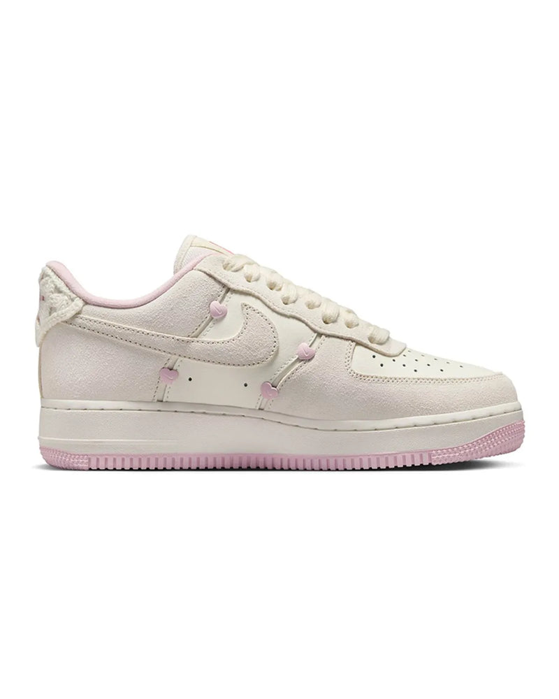 Tênis Nike Air Force 1 07 APPLE LOVE OFF/ROSA