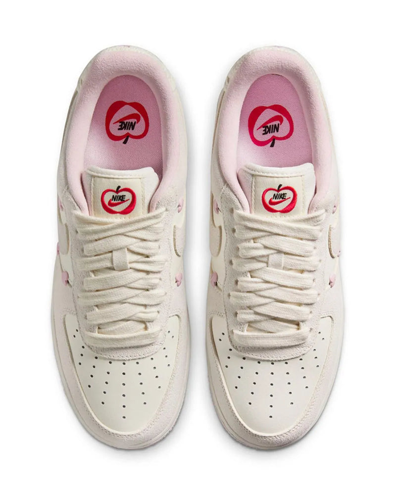 Tênis Nike Air Force 1 07 APPLE LOVE OFF/ROSA