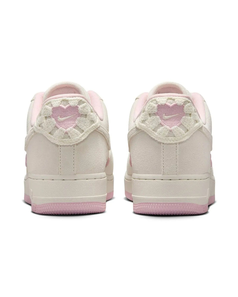 Tênis Nike Air Force 1 07 APPLE LOVE OFF/ROSA