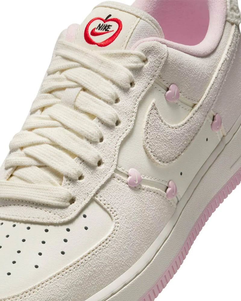 Tênis Nike Air Force 1 07 APPLE LOVE OFF/ROSA